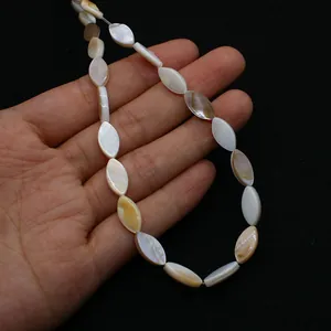 Vue macro de perles en nacre naturelle taille marquise avec éclat pour bijoux DIY