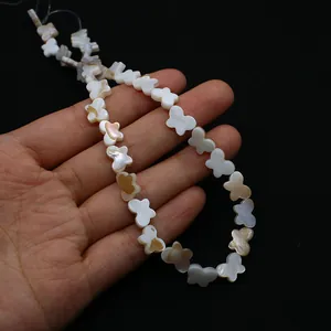 Vue détaillée de perles papillon en nacre irisées pour la création de bijoux DIY