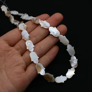 Détail macro de perles main de Fatma en nacre naturelle pour bijoux DIY