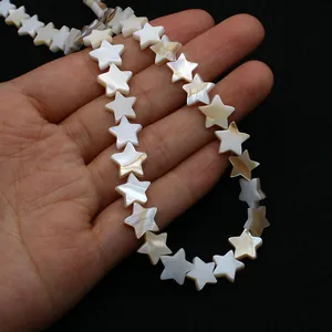 Gros plan de perles en nacre naturelle en forme d'étoile avec texture irisée pour bijoux