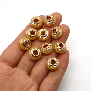 Makroaufnahme von Schachbrettperlen aus Muschel mit Roségold-Metallkern