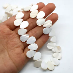Makroaufnahme von weißen Muschelperlen in Tropfenform mit natürlichem Perlmuttglanz