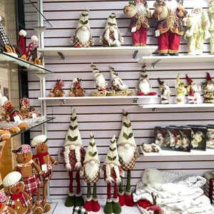 Gros plan de gnomes de Noël et de poupées en peluche bonhomme de pain d'épices sur étagères