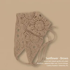 Détail du bandana au crochet marron avec motif tournesol et liens en dentelle