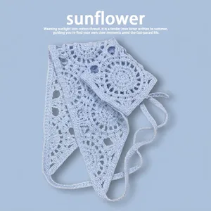 Détail du bandana crochet bleu avec motifs de tournesol et attaches tressées