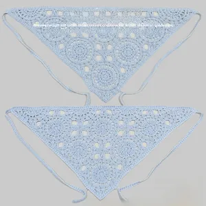 Détail du motif floral ajouré crocheté à la main sur le foulard triangle bleu clair pour femme
