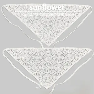 Gros plan détaillé d'un foulard en crochet blanc avec des motifs floraux et liens