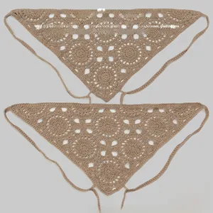 Vue détaillée du bandana au crochet à motif tournesol kaki montrant l'avant et l'arrière