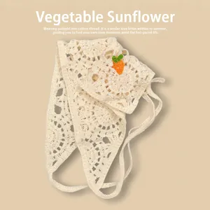 Détail d'un bandeau en crochet avec motif floral ajouré et décoration de carotte