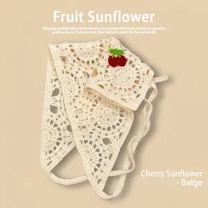 Détails du crochet d'un bandana beige fait main avec broderies de cerises élégantes