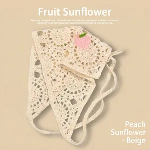Détail d'un bandana au crochet crème avec un joli écusson brodé de pêche rose en 3D