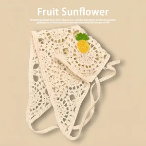 Détail d'un bandana triangle beige au crochet avec broderie ananas jaune pour l'été