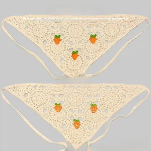 Détail d'un bandana triangulaire crocheté à la main avec broderie fleur de carotte