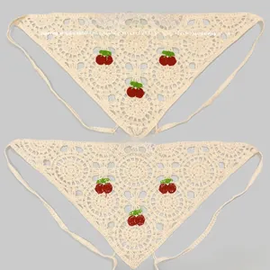 Détail d'un bandana en coton ivoire crocheté à la main avec motifs de cerises et texture