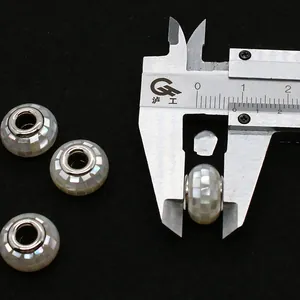 Makroaufnahme einer Muschelperle mit 14mm Durchmesser für DIY-Schmuckherstellung im Detail
