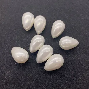 Vue détaillée de huit perles d'imitation en forme de goutte pour la création de bijoux DIY