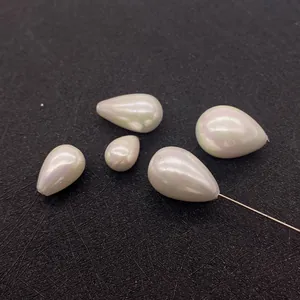 Perles d'imitation goutte d'eau brillantes pour la création de bijoux sur fond noir