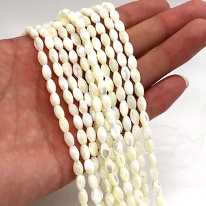 Makroansicht weißer reisförmiger Muschelperlen mit natürlichem Perlmuttglanz für Schmuck