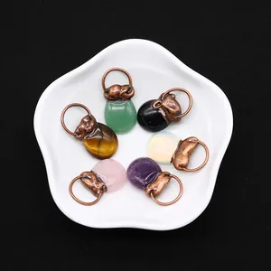 Set mit sechs ovalen Naturstein-Anhängern und bronzefarbenen Metallösen im Vintage-Stil
