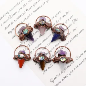 Set de seis colgantes de piedra natural en forma de flecha con concha abulón y hilo bronce