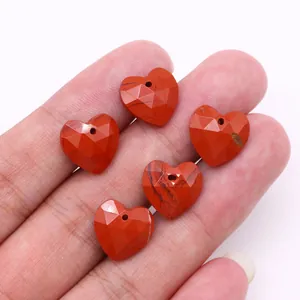 Macro de cinco cuentas de piedra natural roja talladas en corazón para hacer joyería DIY