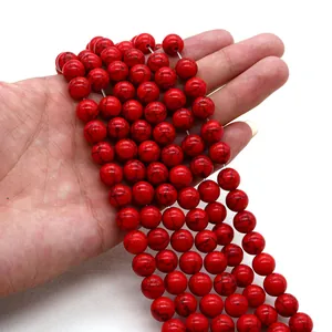 Primer plano de cuentas de turquesa rojo oscuro con vetas negras para joyería artesanal