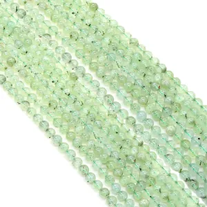 Perles rondes en préhnite verte translucide pour bijoux DIY sur fond blanc épuré