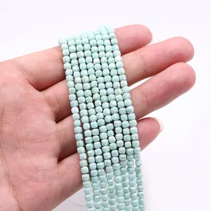 Primer plano de cuentas de piedra facetadas verde menta para crear joyas de DIY