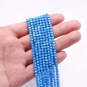 Primer plano de cuentas cuadradas facetadas en azul cielo para creación de joyas DIY