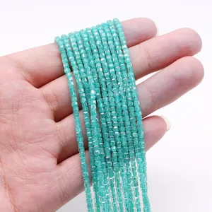 Gros plan de perles carrées facettées en pierre naturelle vert menthe pour bijoux DIY
