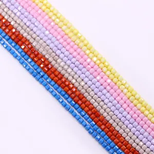 Cuentas de cubo talladas en colores vibrantes para crear joyas y pulseras DIY