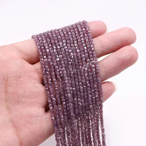 Détail de perles cubiques violettes à facettes pour la création de bijoux DIY