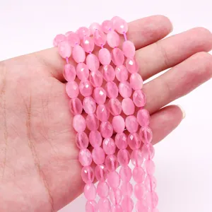 Macro-opname van gefacetteerde roze katteoogkralen voor handgemaakte sieraden en kettingen