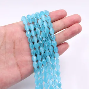 Detailopname van facetgeslepen hemelblauwe kattenoog kralen voor DIY sieraden