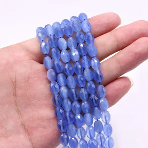 Detail van gefacetteerde ovale blauwe kattenoog steenkralen voor DIY-sieraden