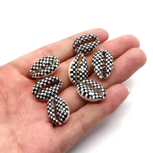 Φυσικά κοχύλια cowrie με ασπρόμαυρο μοτίβο σκακιέρας για DIY κατασκευή κοσμημάτων
