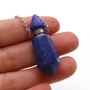 Dettaglio di un ciondolo a boccetta di profumo in lapislazzuli blu con catena in argento