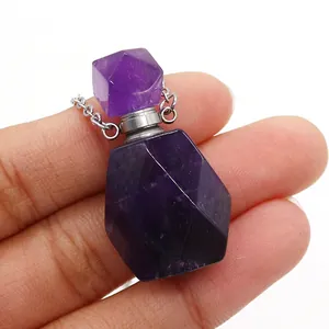 Detailansicht der facettierten Natur-Amethyst-Ätherikölflasche als Anhänger an Silberkette