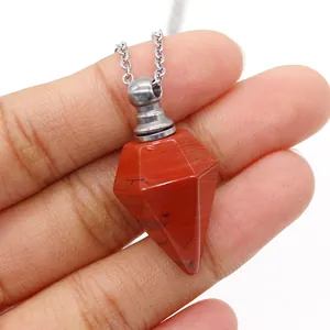 Collana con ciondolo a boccetta di profumo in pietra naturale di diaspro rosso sfaccettato