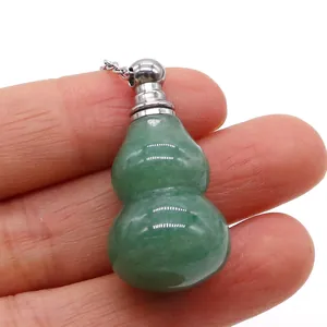 Dettaglio di un ciondolo boccetta di profumo in giada verde a forma di zucca con tappo argento