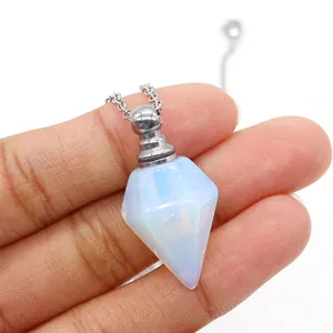 Collana con ciondolo a bottiglia di profumo in cristallo di opale naturale e metallo