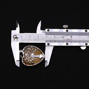 Detail van hartvormige Levensboom hanger van 28 mm met gele natuursteen en meting
