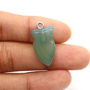 Macro-opname van visvormige groene agaat hanger met natuurlijke nerven en metalen ringhaak