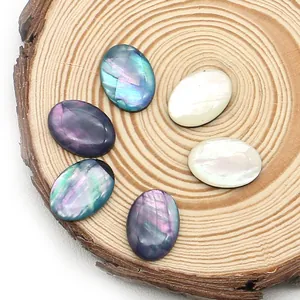 Ovale, irisierende Abalone-Muschel-Cabochons für DIY-Schmuck auf einem Holzsockel