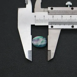 Makroaufnahme von ovalem Abalone-Muschel-Harz-Cabochon 18-20 mm mit schillernden Farben