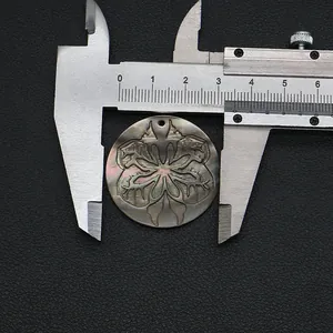 Detail von 33mm Perlmuttaufhänger mit Lebensbaum-Gravur und natürlichem Perlmuttglanz