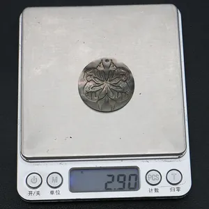 Rundes Anhänger aus schwarzer Perlmuschel mit Blumenmuster und Gewicht von 2,90g