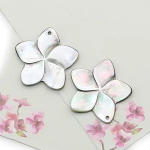 Ciondolo a fiore in madreperla nera naturale con lucentezza iridescente per gioielli fai da te
