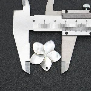 Dettaglio del ciondolo a fiore in conchiglia naturale misurato a 2,6 cm con un calibro