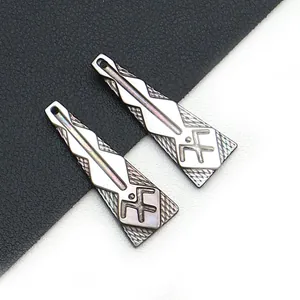 Ciondolo Trapezoidale in Conchiglia Naturale a Labbro Nero Motivo Tribale Intagliato DIY Pendant Only (Without Chain)